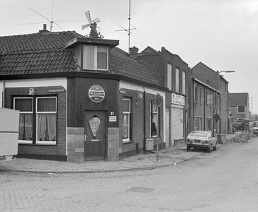 881525 Gezicht op het café Het Paardje (Schaapstraat 1) te Utrecht, met rechts de Lamstraat.